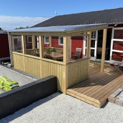 Moderne træterrasse i Aalborg, tilpasset kundens have og behov