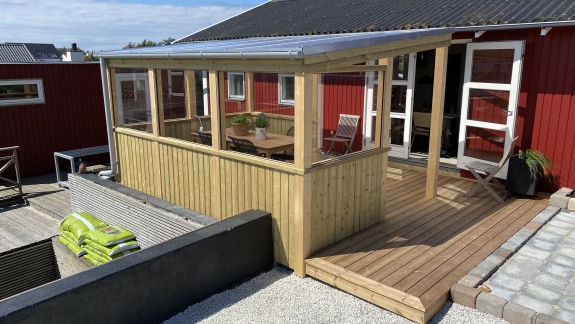 Moderne træterrasse i Aalborg, tilpasset kundens have og behov