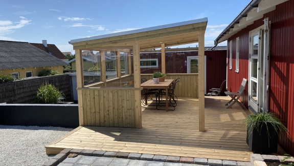 Træterrasse i Frederikshavn – funktionel og æstetisk udendørs løsning